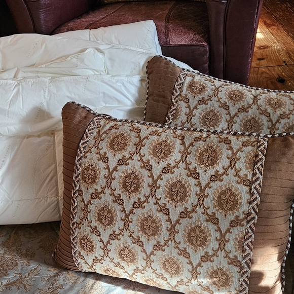 Elegant Gold and Brown Damask Bedding Set - Picture 11 of 11